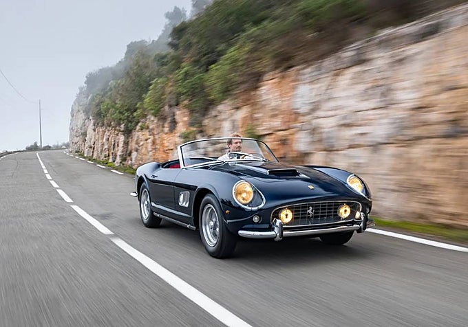 El 250 GT SWB California Spider diseñado por Scaglietti.