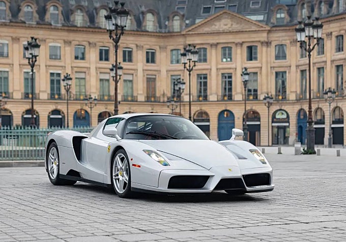 Un Ferrari Enzo plateado de 2004 se vendió por 6,5 millones de dólares.