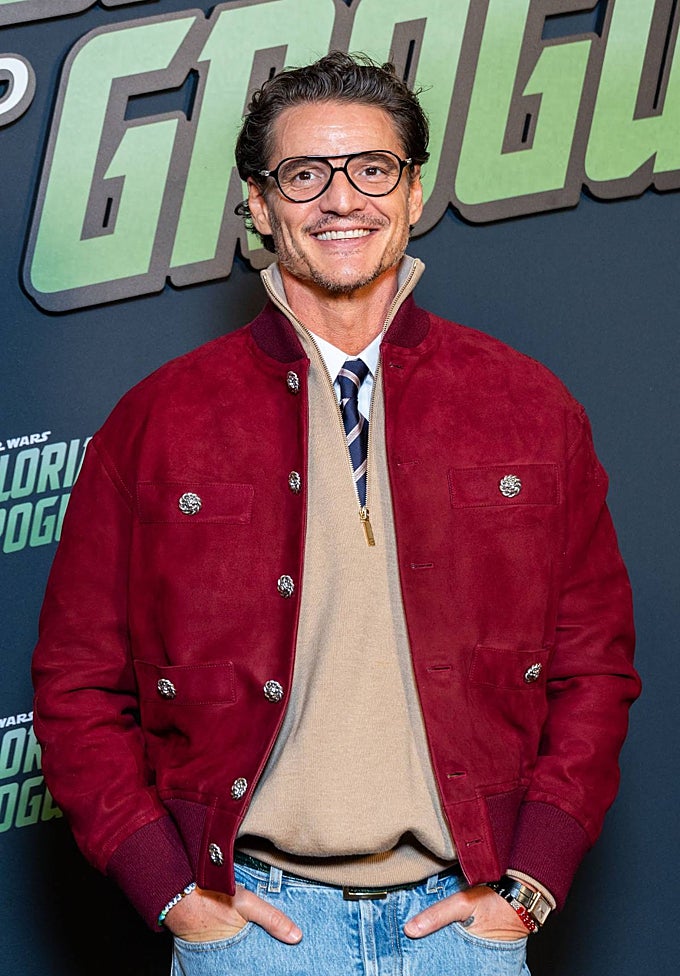 Pedro Pascal y Chanel observan.