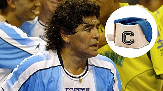 A subasta el brazalete de capitán que llevó Maradona en el mundial de 1986