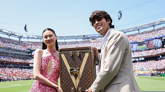 Del traje de lujo al Rolex de Alcaraz para presentar la Copa del Mundo que ha ganado España