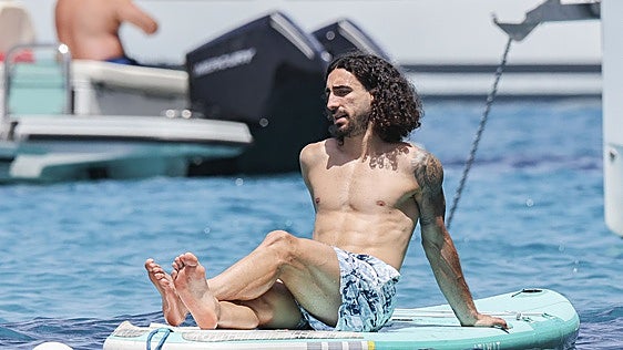 Los cuidados que necesitan los tatuajes en verano y que Cucurella debería saber para proteger la cara de Luis de la Fuente