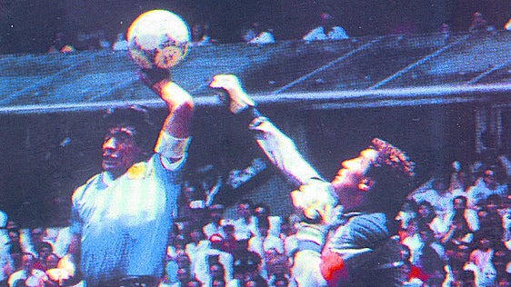 Vendido por casi 3 millones de euros el balón con el que Maradona marcó el gol de 'la mano de Dios'