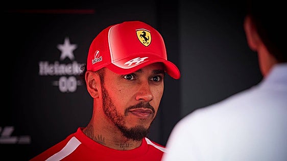 Los originales (y exigentes) ejercicios con los que Lewis Hamilton trabaja el core