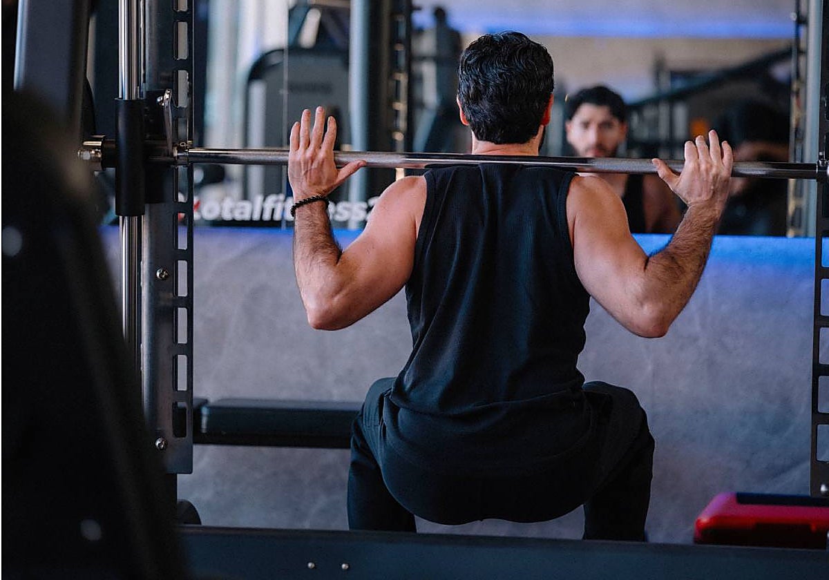 Qué pesos deberías levantar según tu edad y cómo adecuar el entrenamiento a medida que cumplimos años