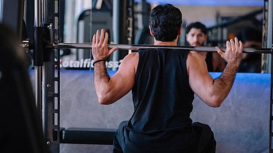 Qué pesos deberías levantar según tu edad y cómo adecuar el entrenamiento a medida que cumplimos años