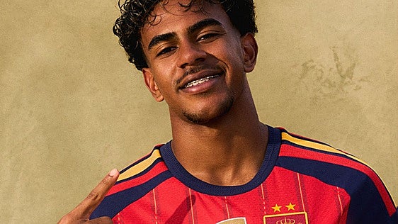 Los jugadores de la Selección española estrenan la camiseta de las dos estrellas
