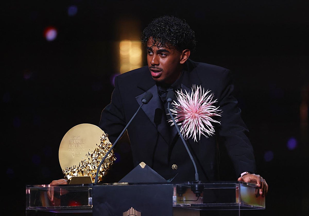 Lamine Yamal triunfa en el Balón de Oro con un broche XL y un reloj de oro rosa 썸네일
