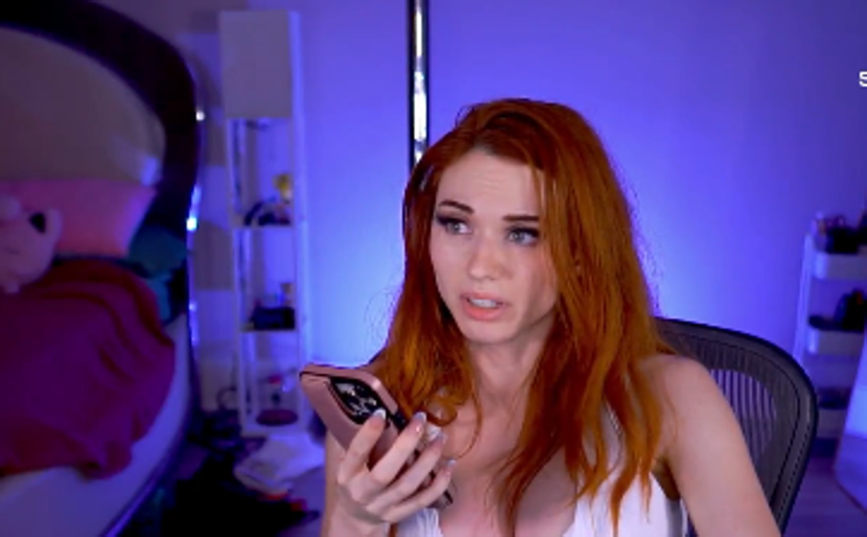 La 'streamer' Amouranth durante el directo donde ha denunciado los abuso sufridos por su marido
