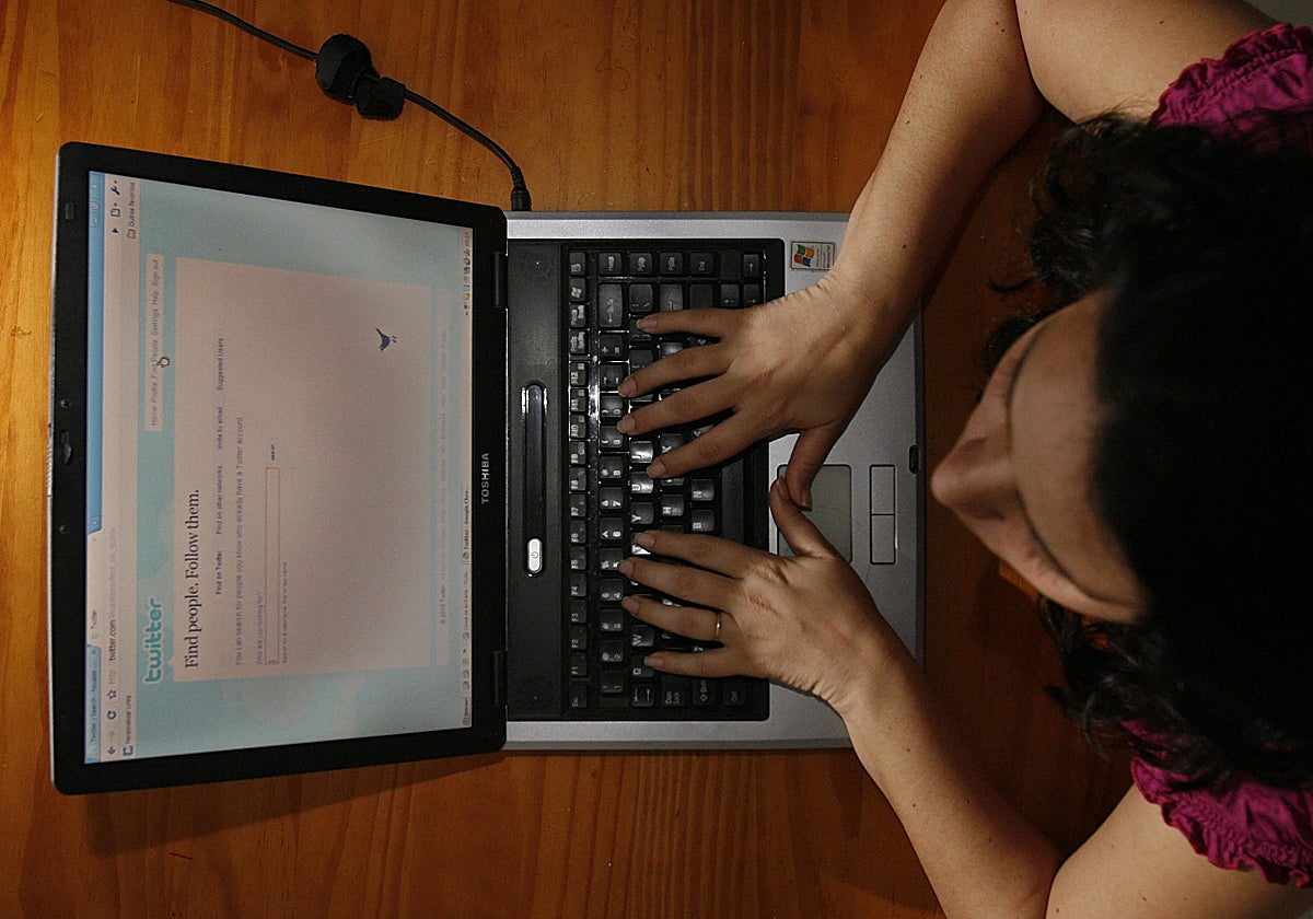 Una mujer, con su ordenador portátil