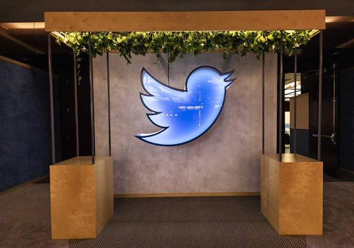 Una de las estatuas de Twitter que se ha subastado