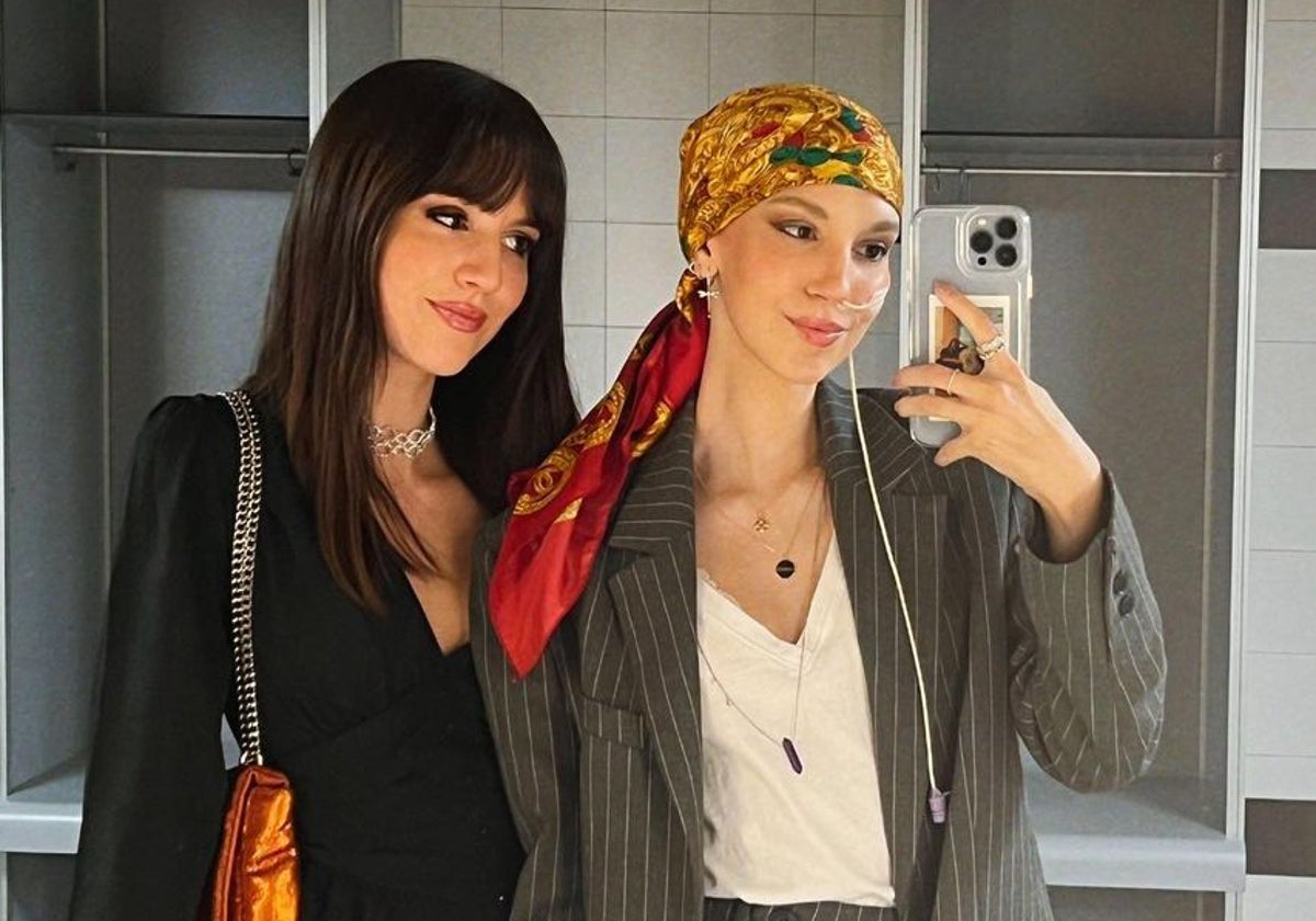 Elena Huelva junto a su hermana Emi