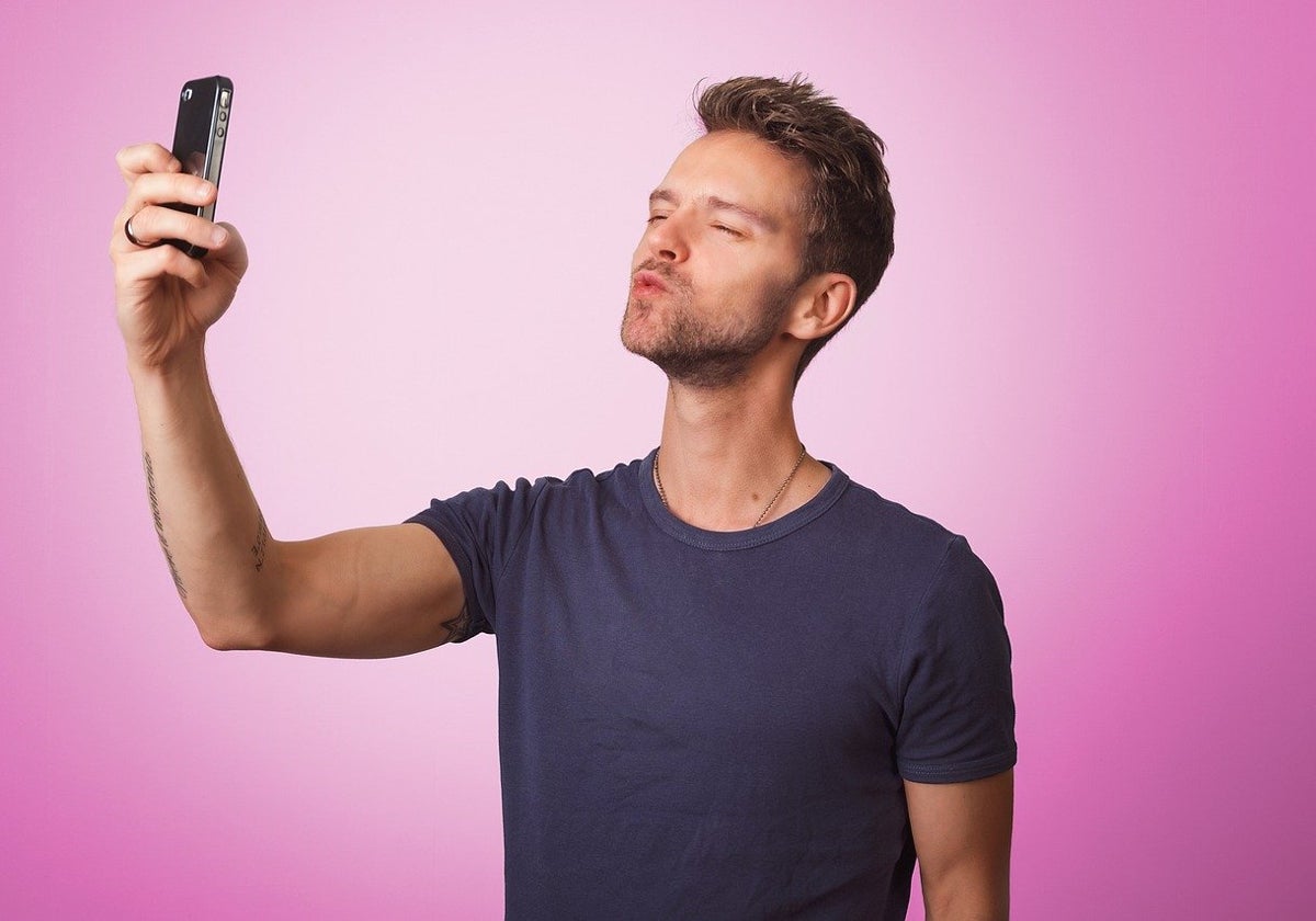 Un hombre se hace un selfie con su móvil