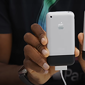 Se hace con el iPhone más antiguo por 40.000 dólares y lo abre: todo esto incluía la caja