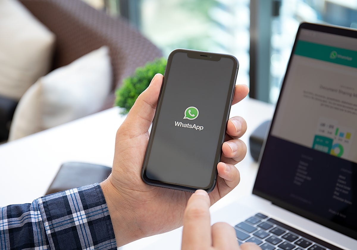 Fotografía de una persona abriendo su WhatsApp