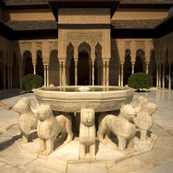 El patio de los leones, en la Alhambra de Granada