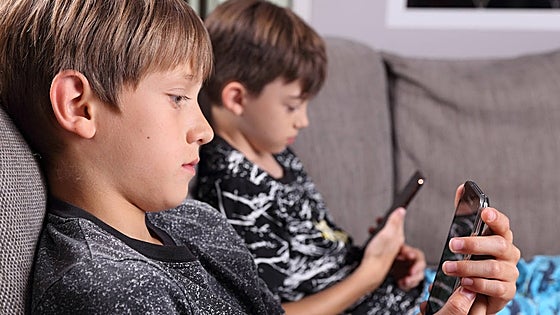 Localiza a tu hijo o quítale TikTok: las 'apps' que necesitas para proteger a los pequeños de casa