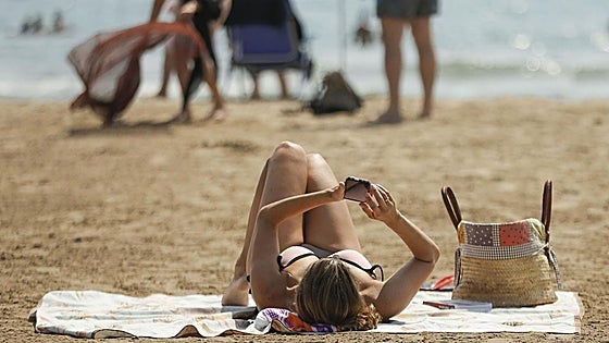 El calor puede destrozar tu móvil: todo lo que debes saber para protegerlo en verano