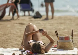 El calor puede destrozar tu móvil: todo lo que debes saber para protegerlo en verano