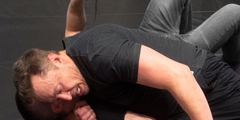 así entrena para supuesta lucha con Zuckerberg en una jaula