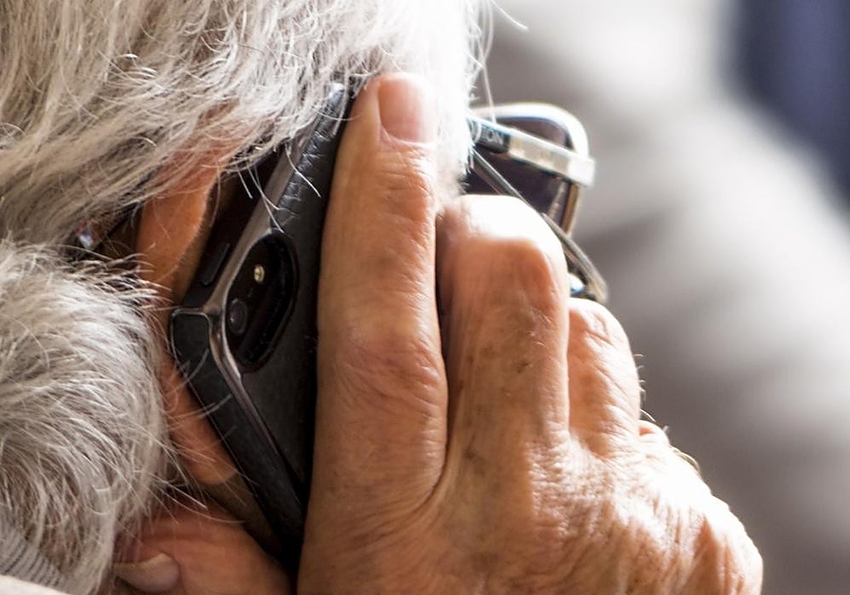 Una mujer mayor responde una llamada