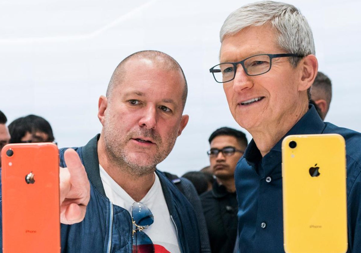 Jony Ive, diseñador de Apple, al lado de Tim Cook, consejero delegado de la empresa