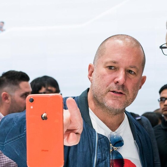 Jony Ive, diseñador de Apple, al lado de Tim Cook, consejero delegado de la empresa
