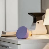 Probamos el Amazon Echo Pop, un altavoz barato para escuchar música en tu cuarto (y mucho más)