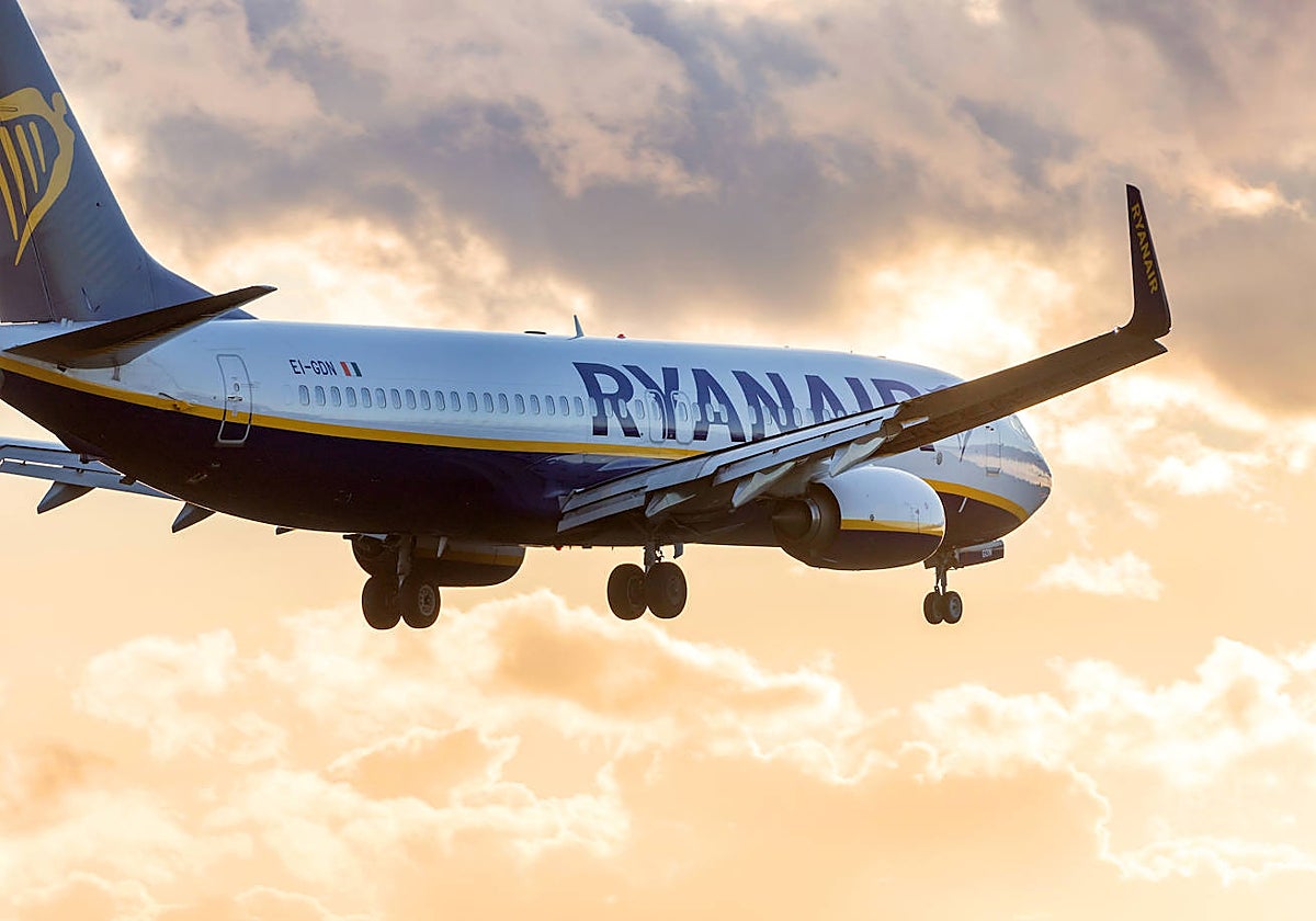Un avión de la compañía Ryanair vuela en su camino a un aeropuerto