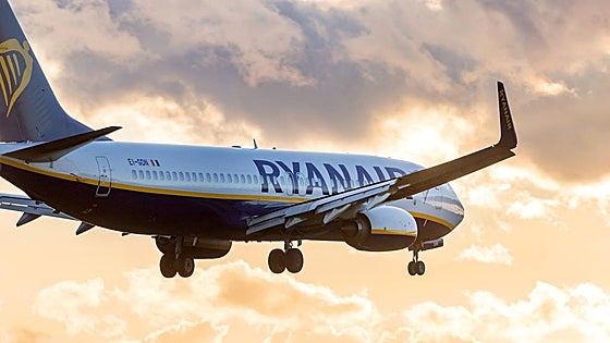 Ryanair la lía en redes con la respuesta a sus clientes: «Tú no tienes prioridad, tu maleta sí»