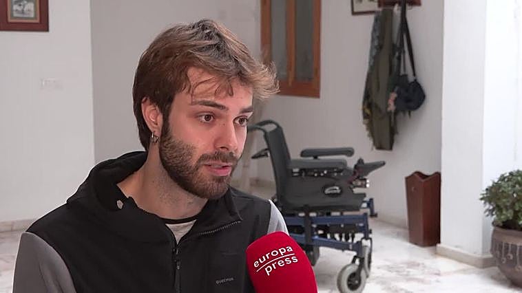 Ingeniero extremeño crea una silla de ruedas que funciona con voz: "Es de justicia"