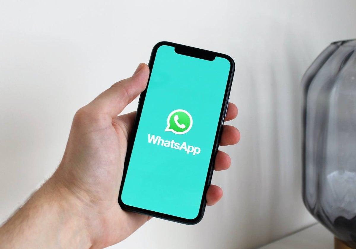 Un móvil con WhatsApp