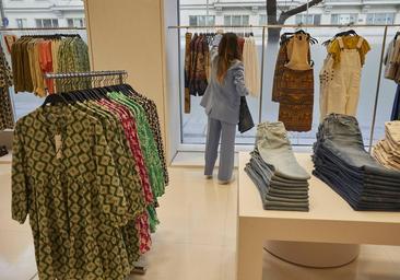 El método invisible que usan las tiendas de ropa para evitar los robos