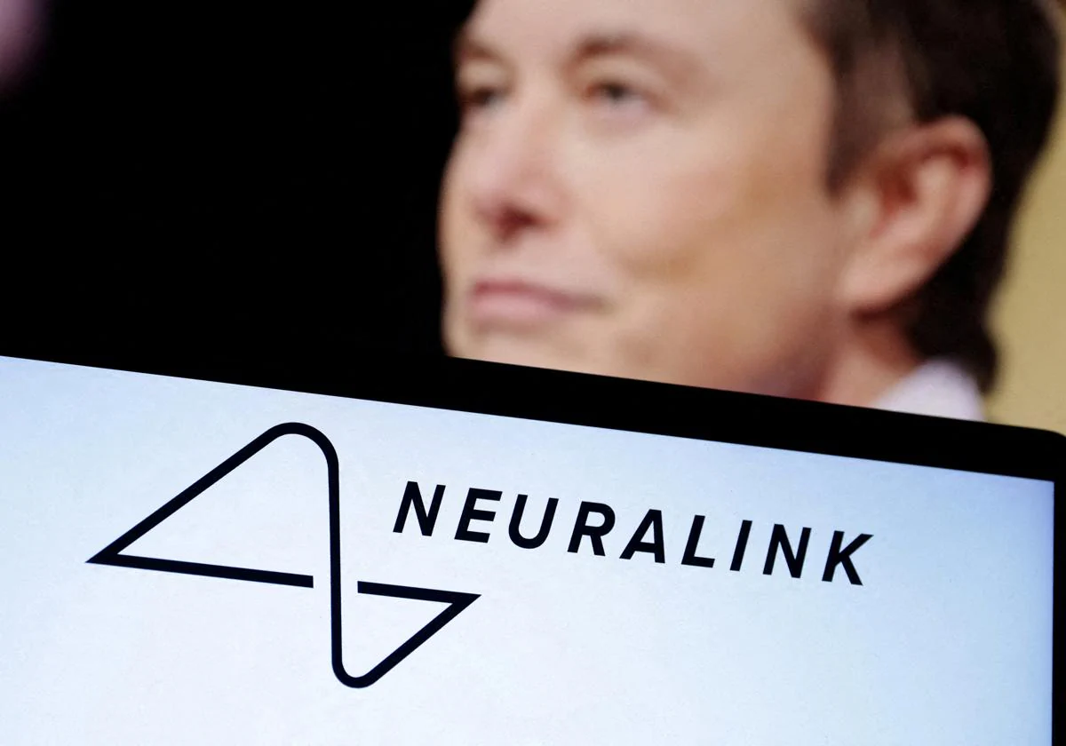 Elon Musk tras el logo de Neuralink
