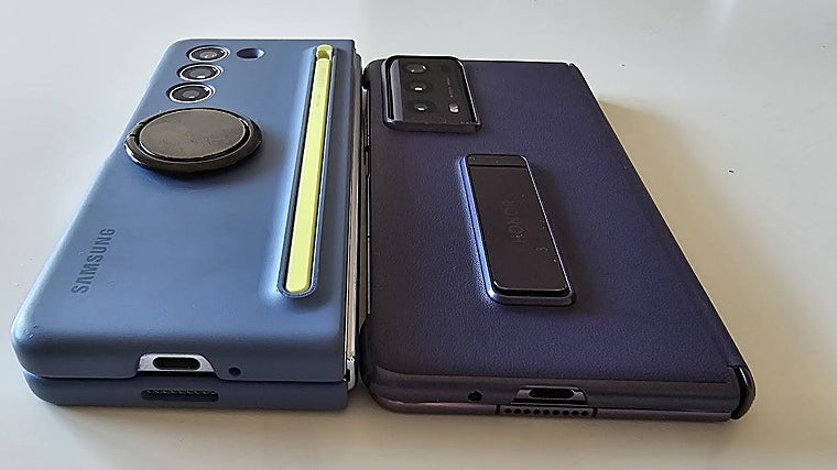 El Galaxy Z Fold 5 (izquierda) es mucho más grueso que el nuevo móvil de Honor