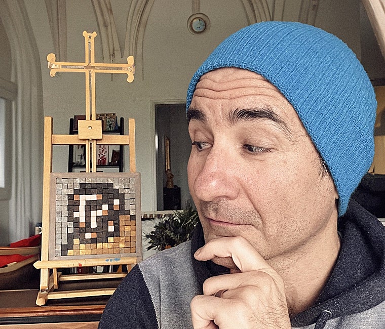 Juan Delcán junto a una imagen de Guillermo de Occam, el protagonista de 'La abadía del crimen'