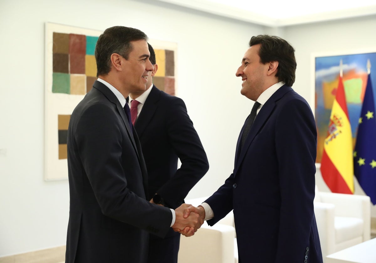 Pedro Sánchez estrechando la mano de Darío Gil, vicepresidente de IBM