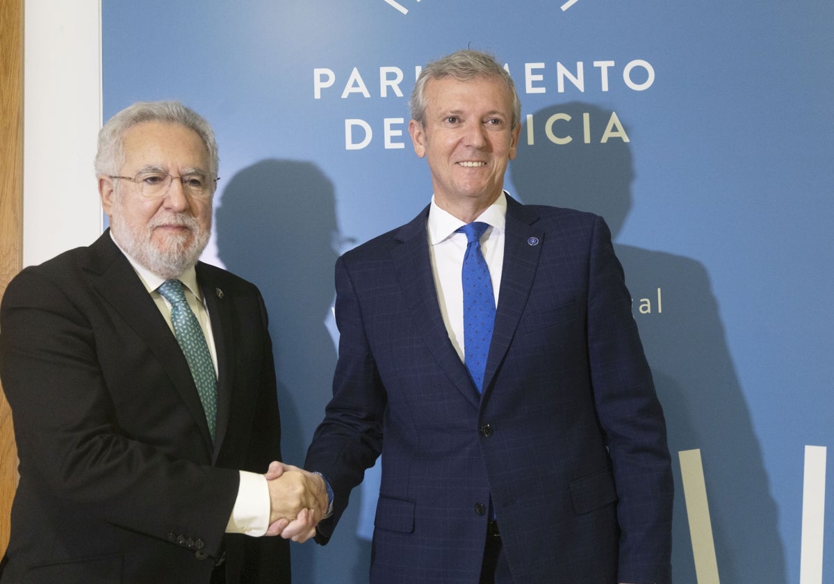 Alfonso Rueda con el presidente del Parlamento de Galicia, Miguel Santal