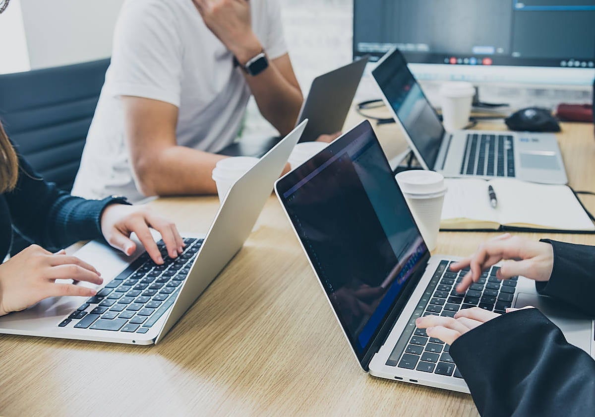 Varias personas trabajando con un ordenador en la oficina