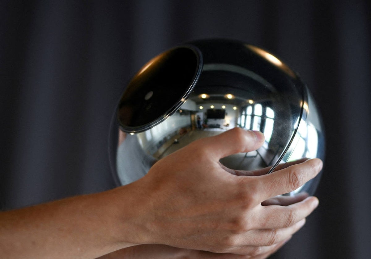 Worldcoin utiliza una máquina llamada Orb para escanear el iris de los usuarios