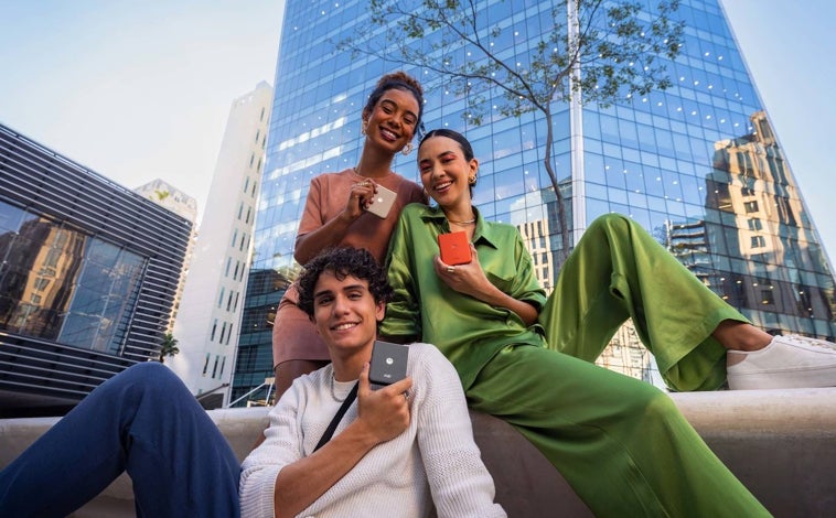 Imagen principal - La nueva familia razr de motorola estrena la pantalla externa más grande e inteligente de todos los teléfonos plegables