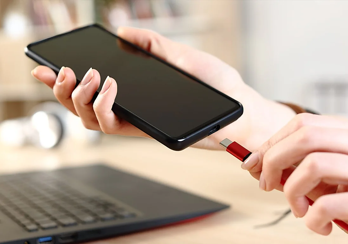 Teléfono móvil con un cargador rápido.