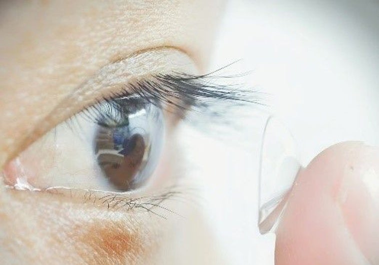 Un participante en el estudio poniéndose las lentillas