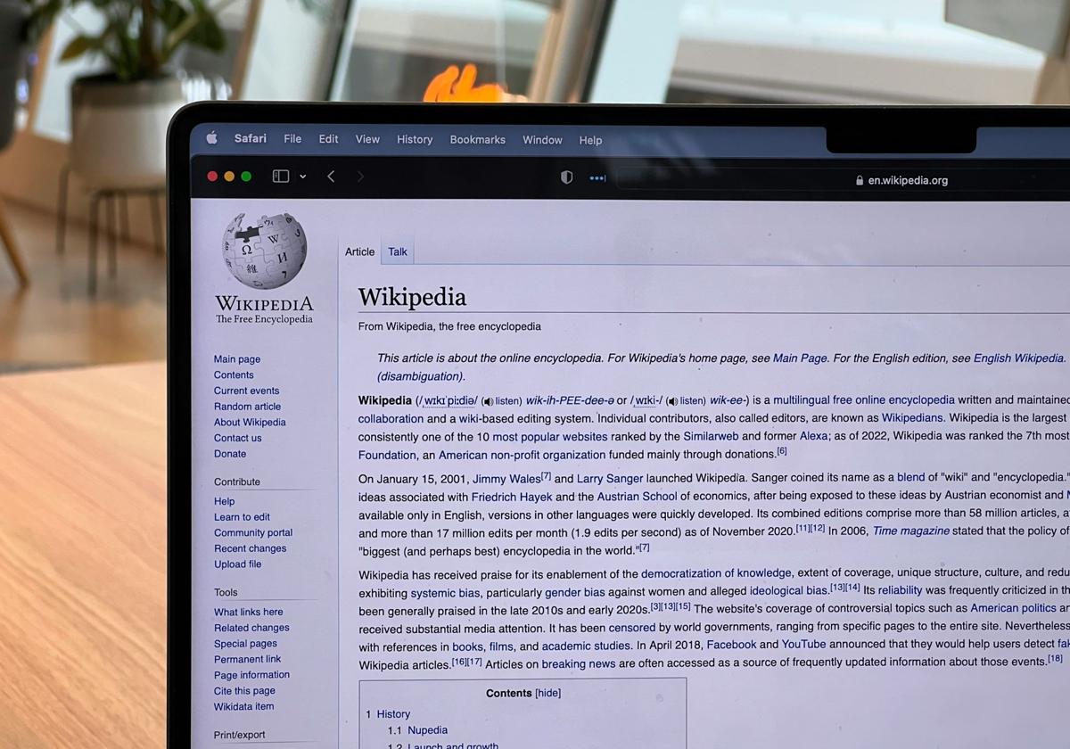 Wikipedia le dice adiós a la IA: pausa sus resúmenes generados por quejas de los editores