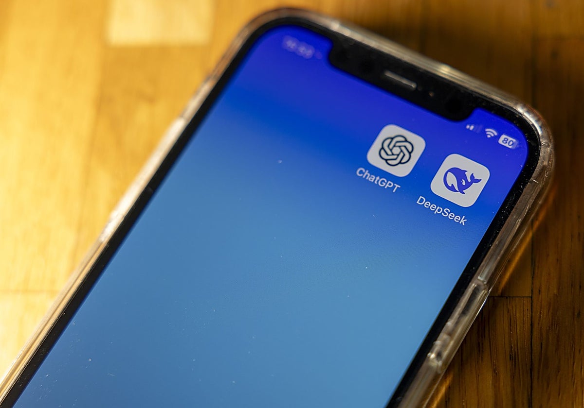El icono de la aplicación estadounidense ChatGPT y el  de la aplicación china DeepSeek se ven en un teléfono móvil