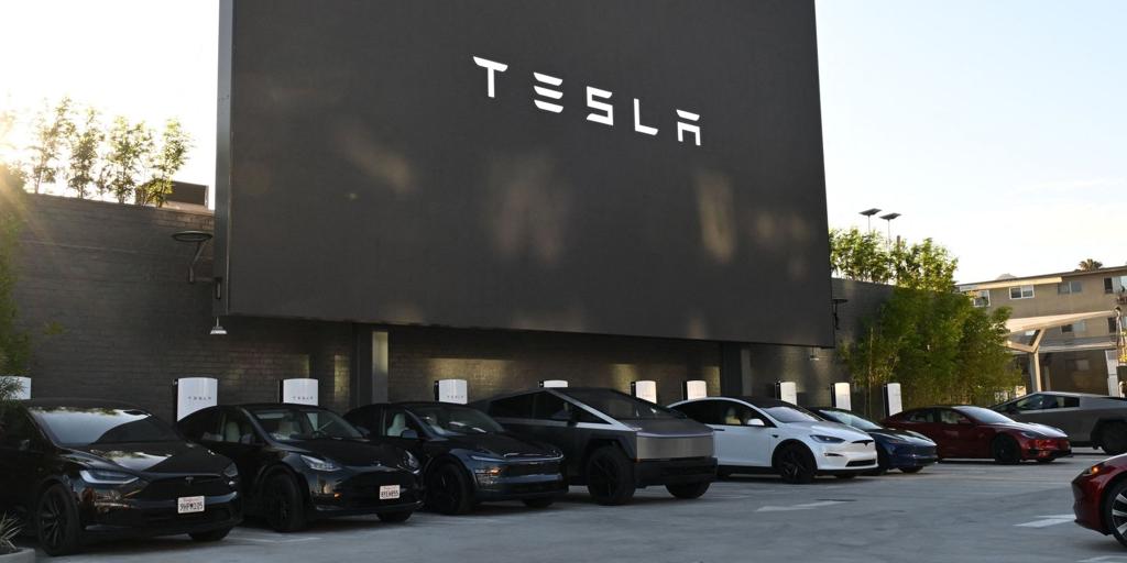 イーロン・マスクは、彼の会話型であるグロークがロス・テスラに到着することを確認します