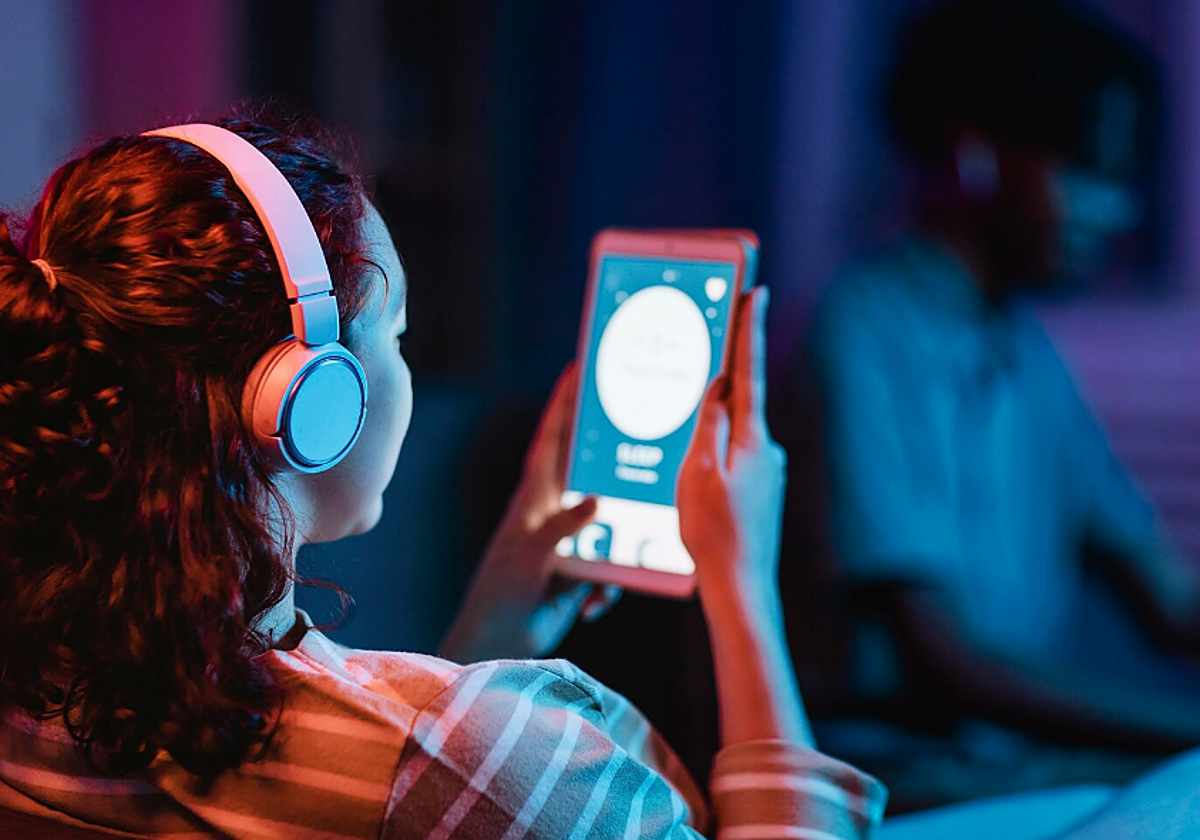 Mujer escuchando música