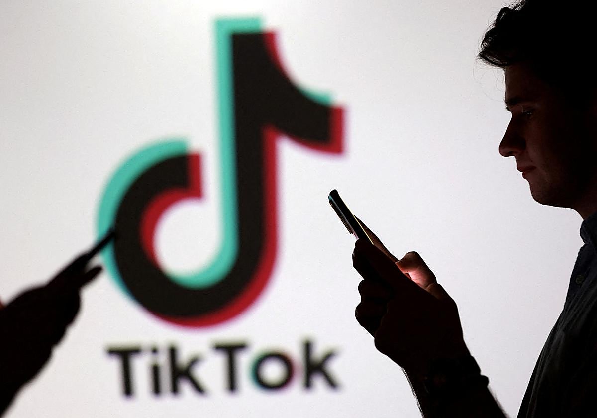 Usuarios de Tiktok con sus teléfonos móviles.
