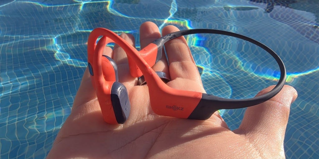 プールで使用するBluetoothヘッドフォン