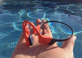 Probamos los OpenSwim Pro: unos auriculares con Bluetooth para usar en la piscina